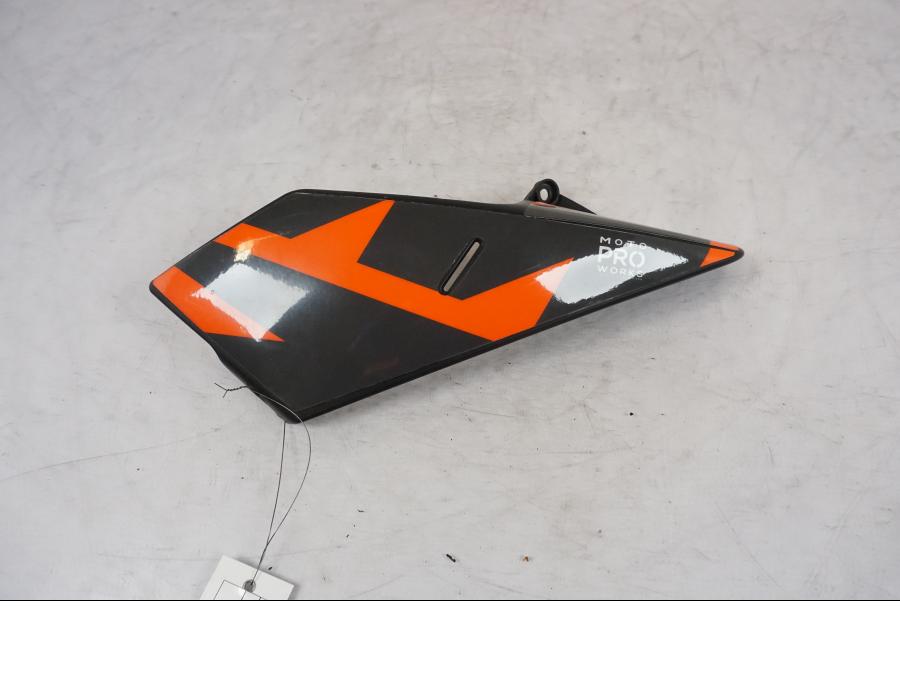 Framsidan på Sidkåpa från en KTM 790 Duke -2018 motorcykel.