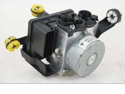 Framsidan på ABS Modulator från en Triumph Speed Triple -2021 motorcykel.