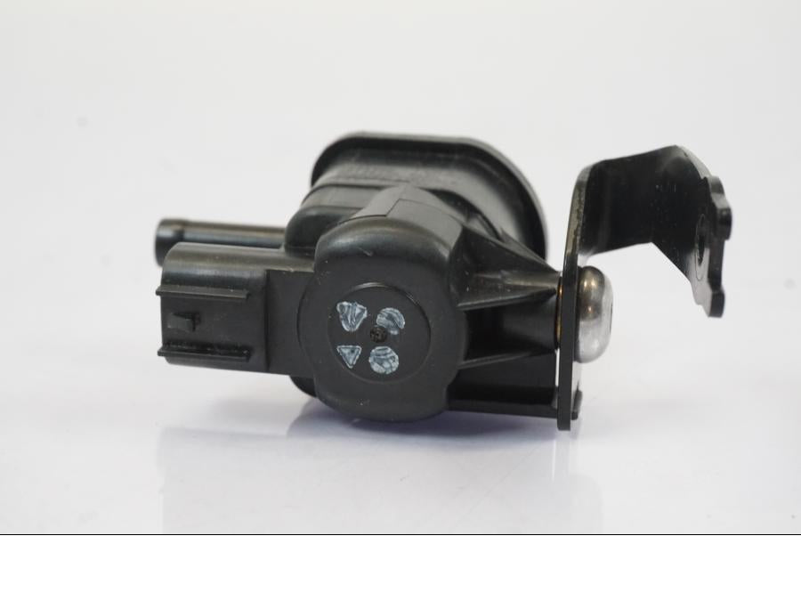 Baksidan på Fuel Evap System från en Triumph Trident -2021 motorcykel.