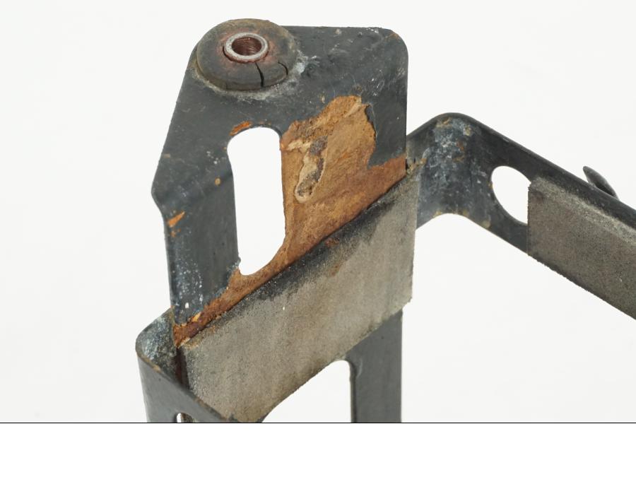 Baksidan på Batterihållare från en Suzuki GS 1000 -1978 motorcykel.