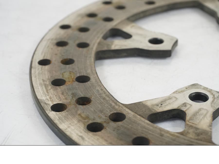 Baksidan på Bromsskiva från en KTM 1290 Super Duke R -2018 motorcykel.