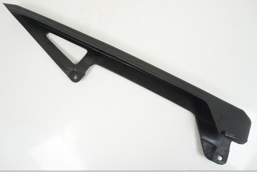 Snett uppifrån på Kedjeskydd från en Honda CBR 125 R -2006 motorcykel.