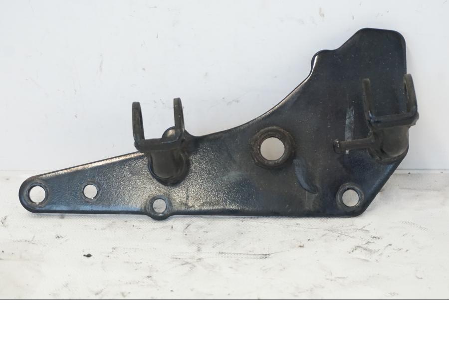 Framsidan på Fotplattefäste från en Kawasaki VN 1500 -1996 motorcykel.