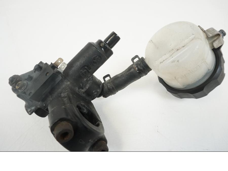 Höger sida på Bromshuvudcylinder från en Yamaha YZF 1000 R1 -2002 motorcykel.