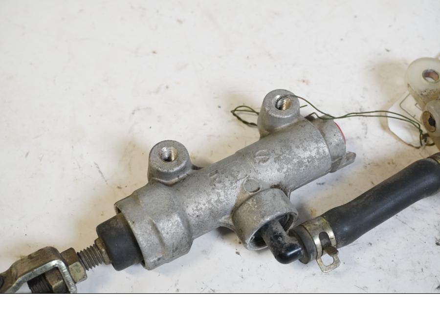 Baksidan på Bromshuvudcylinder från en Suzuki DRZ 400 -2005 motorcykel.