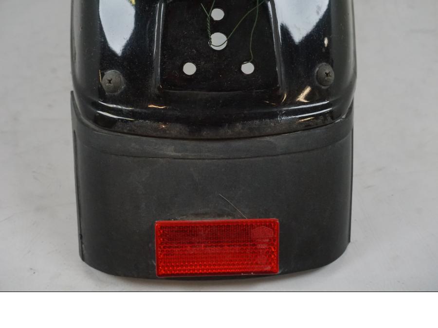 Baksidan på <p>Bakskärm från Kawasaki VN 750 1994.</p>

<p>Lackskador och rost finns se bilder.</p>

<p>Reflex.</p> motorcykel.