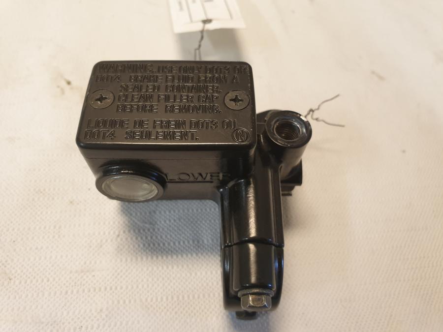 Framsidan på Bromshuvudcylinder från en Kawasaki Z 125 -2019 motorcykel.