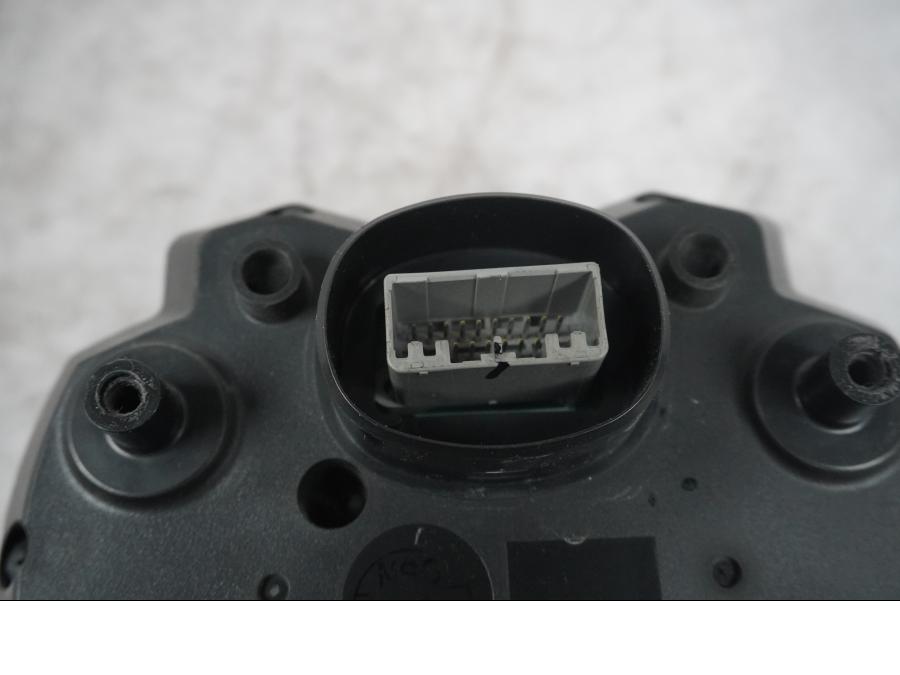 Snett nerifrån på Instrumentpanel från en Kawasaki ZX-10R -2008 motorcykel.