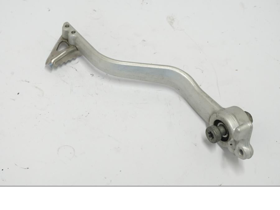 Höger sida på Bromspedal från en KTM 690 Duke -2016 motorcykel.