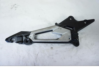 Framsidan på Fotpinnefäste från en Kawasaki Z 800 -2013 motorcykel.