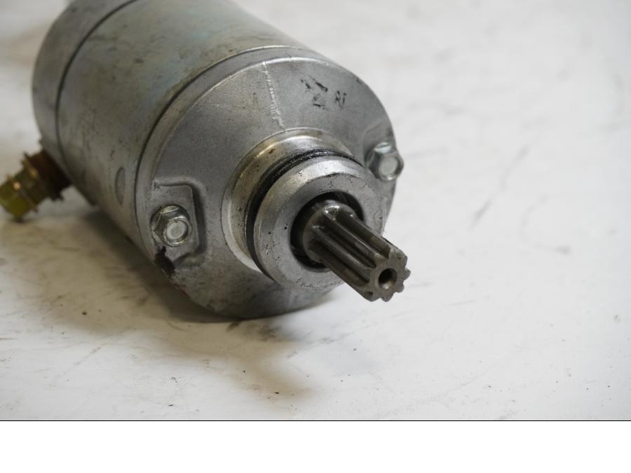 Baksidan på Startmotor från en Suzuki GSX-R 750 -2002 motorcykel.