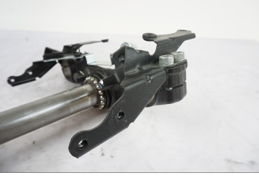 Vänster sida på Gaffelkrona från en Kawasaki ER-6N -2012 motorcykel.