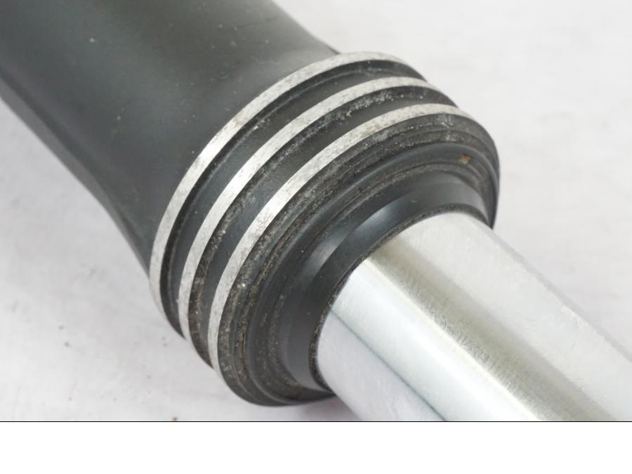 Vänster sida på Gaffelben från en Suzuki GSX 550 EF -1985 motorcykel.