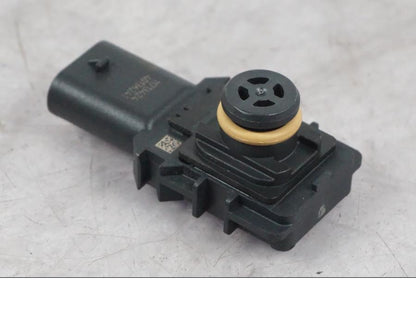 Baksidan på Mapsensor från en Ducati Multistrada V4 -2024 motorcykel.