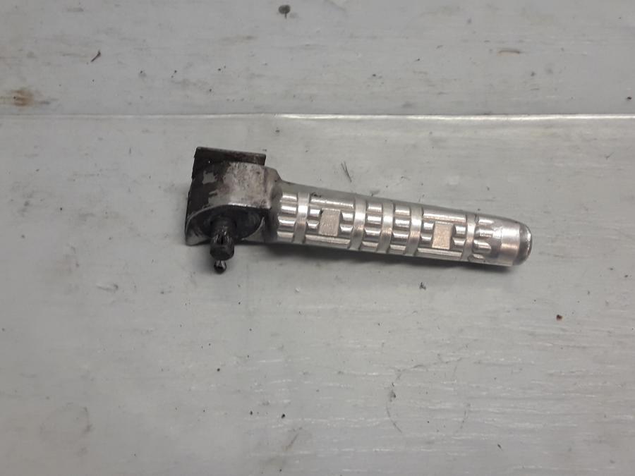 Framsidan på Fotpinne från en Yamaha FZ-6 -2004 motorcykel.