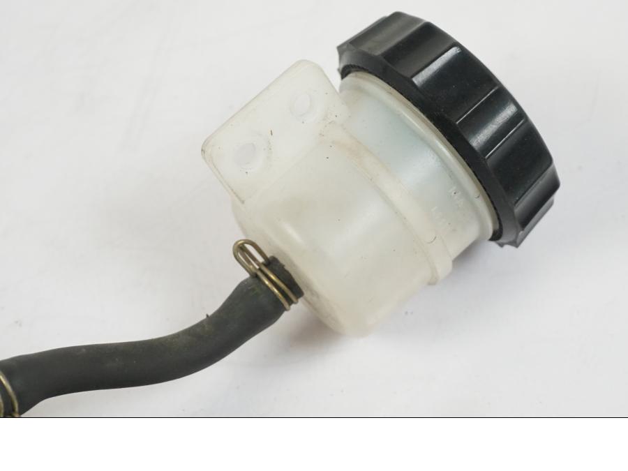 Höger sida på Bromshuvudcylinder från en Aprilia RS 125 -2000 motorcykel.