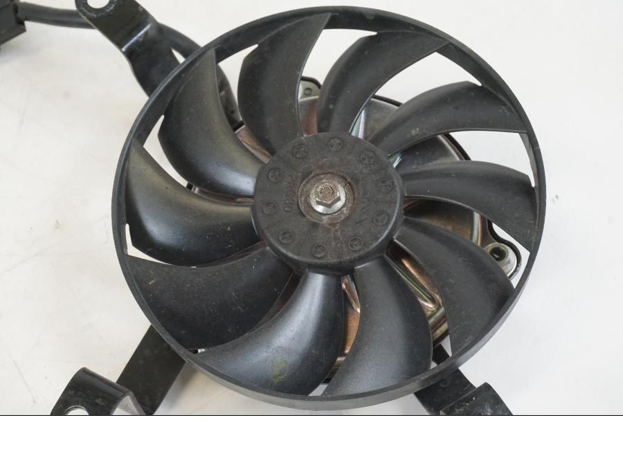 Baksidan på Vattenkylfläkt från en Yamaha YZF 1000 R1 -2009 motorcykel.