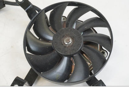 Baksidan på Vattenkylfläkt från en Yamaha YZF 1000 R1 -2009 motorcykel.