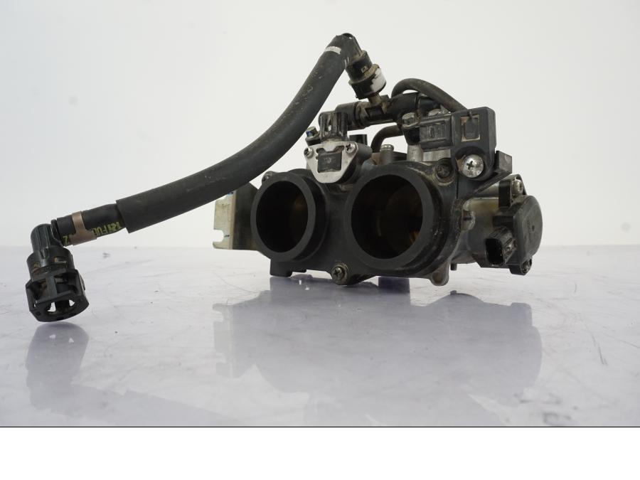 Vänster sida på Spjällhus från en Honda CRF 1000 Africa Twin -2016 motorcykel.