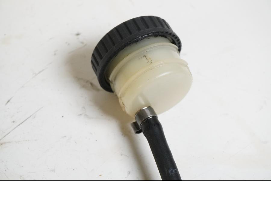 Höger sida på Bromshuvudcylinder från en BMW R 1150 RS -2002 motorcykel.