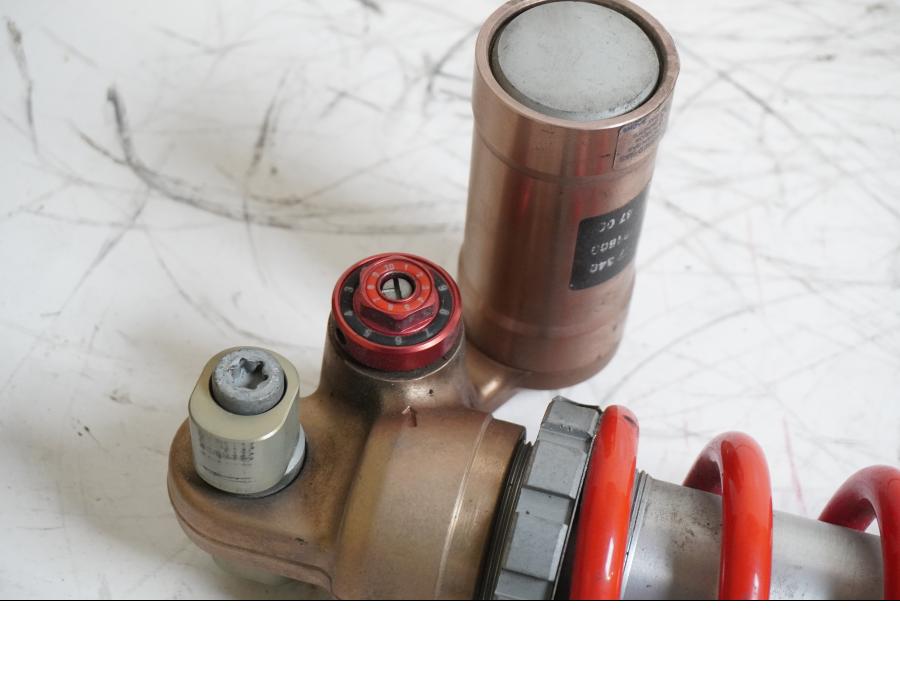 Baksidan på Stötdämpare från en BMW S 1000 RR -2010 motorcykel.