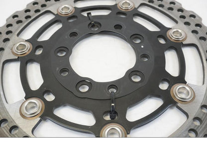 Höger sida på Bromsskiva från en Kawasaki ER-6F -2016 motorcykel.