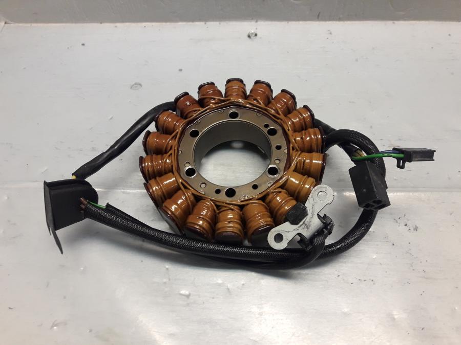 Framsidan på Generator från en Suzuki VL 800 -2009 motorcykel.