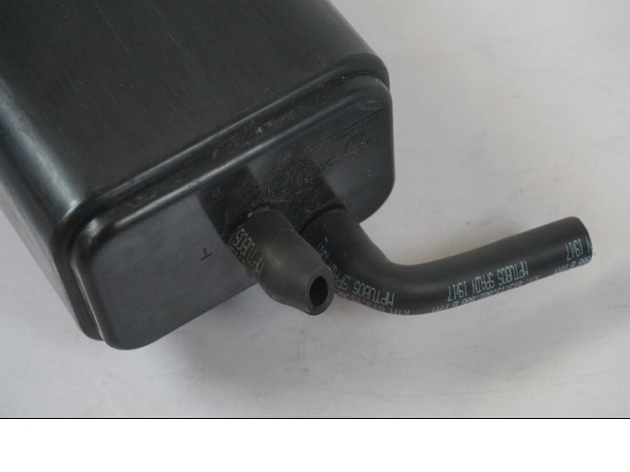 Höger sida på Bensintanksavluftare från en KTM 1290 Super Duke R -2018 motorcykel.