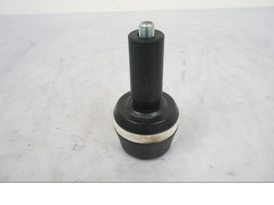 Snett nerifrån på Kraschpuckar från en Kawasaki ER-6N -2012 motorcykel.