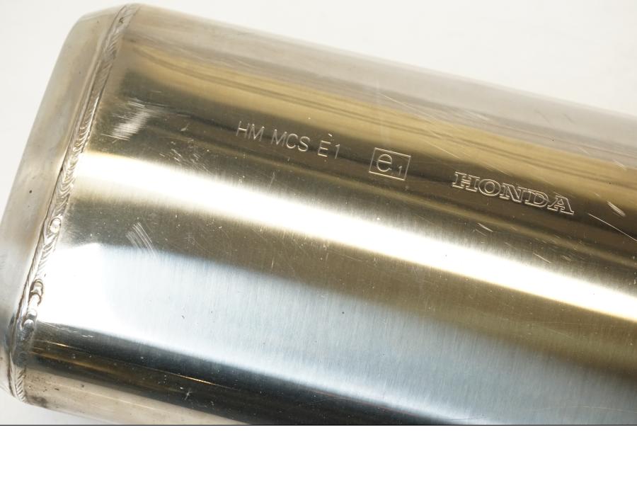 Snett uppifrån på Ljuddämpare från en Honda ST 1300 -2002 motorcykel.