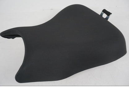 Vänster sida på Sadel från en Kawasaki ER-6F -2016 motorcykel.