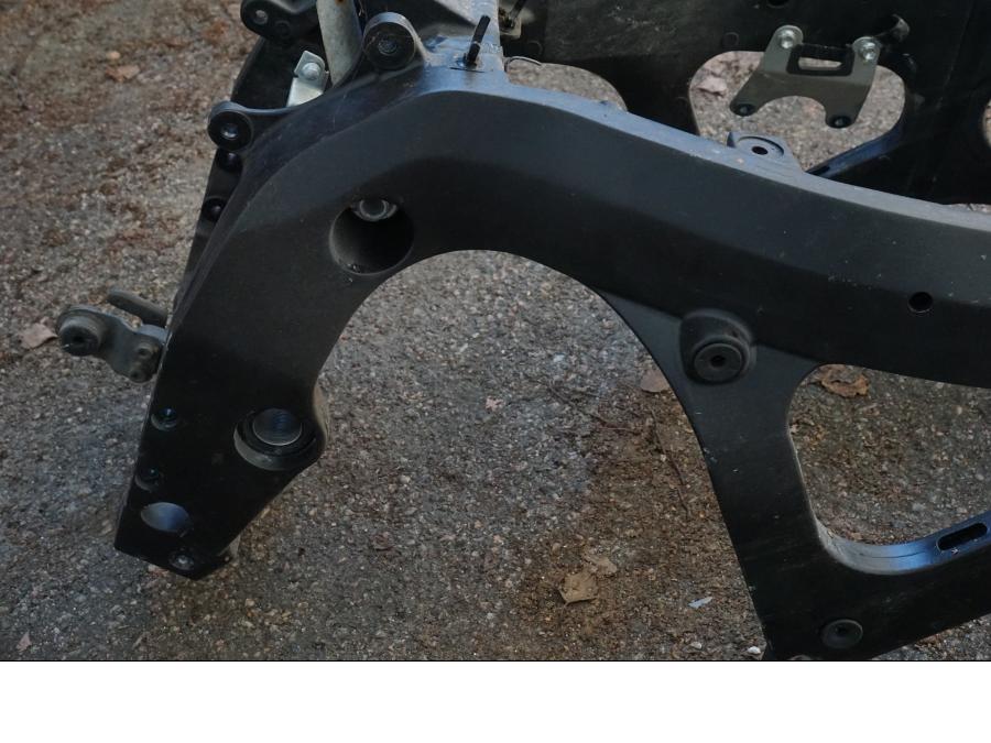 Vänster sida på Ram från en Suzuki GSX-R 750 -2010 motorcykel.