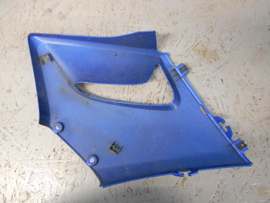 Baksidan på Sidkåpa från en Honda CBR 125 R -2006 motorcykel.