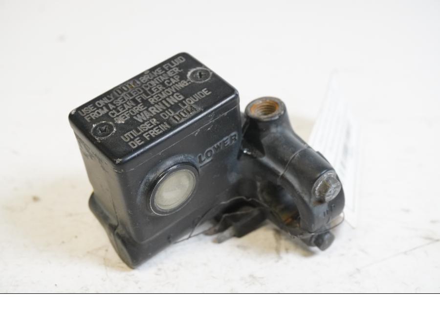 Framsidan på Bromshuvudcylinder från en Suzuki DR 800 S -1996 motorcykel.