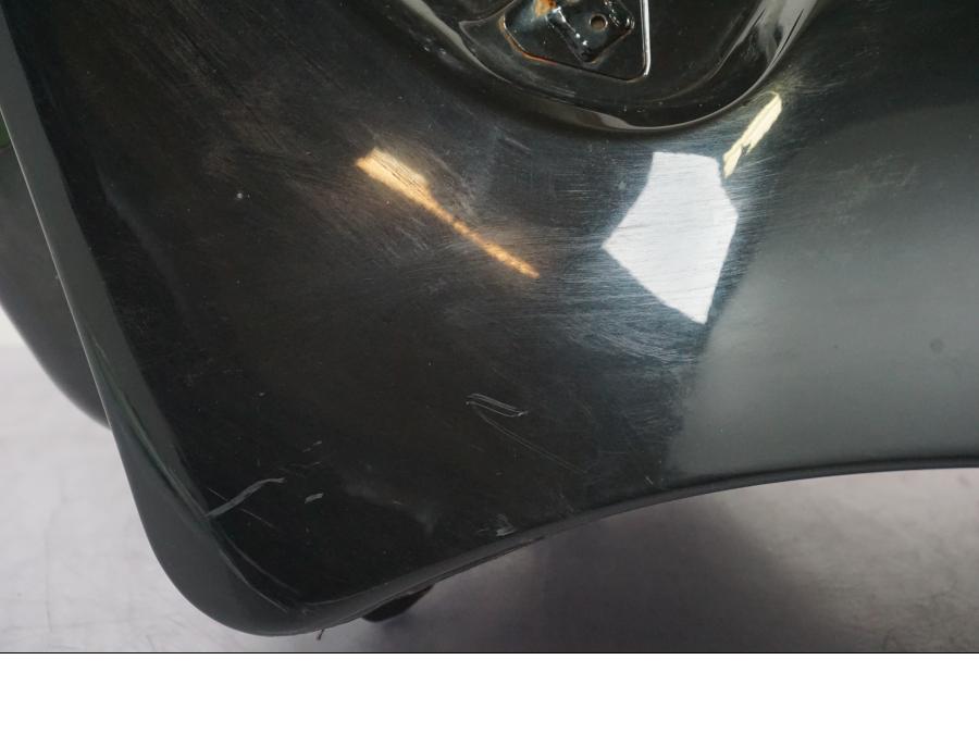 Vänster sida på Bensintank från en Kawasaki ZZ-R 1400 -2009 motorcykel.