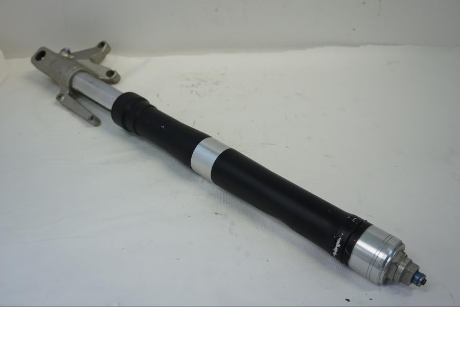 Höger sida på Gaffelben från en Buell XB9S -2003 motorcykel.