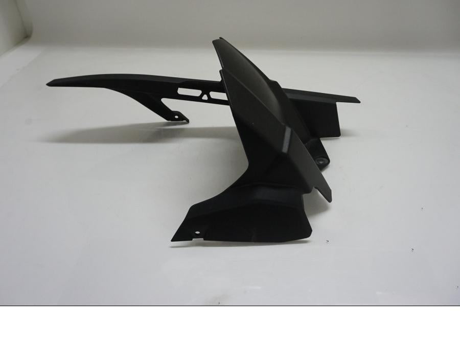 Baksidan på Svingskärm från en Kawasaki Z 900 -2021 motorcykel.