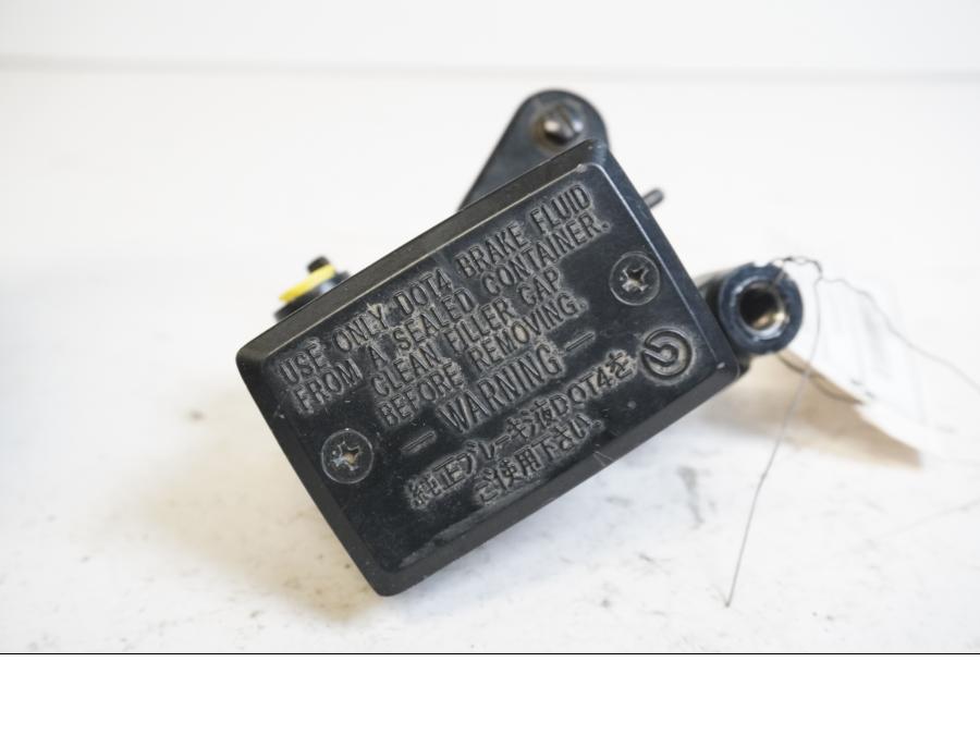 Baksidan på Bromshuvudcylinder från en Yamaha XT 1200 Z -2011 motorcykel.