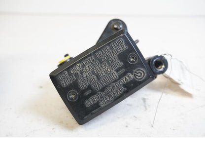 Baksidan på Bromshuvudcylinder från en Yamaha XT 1200 Z -2011 motorcykel.