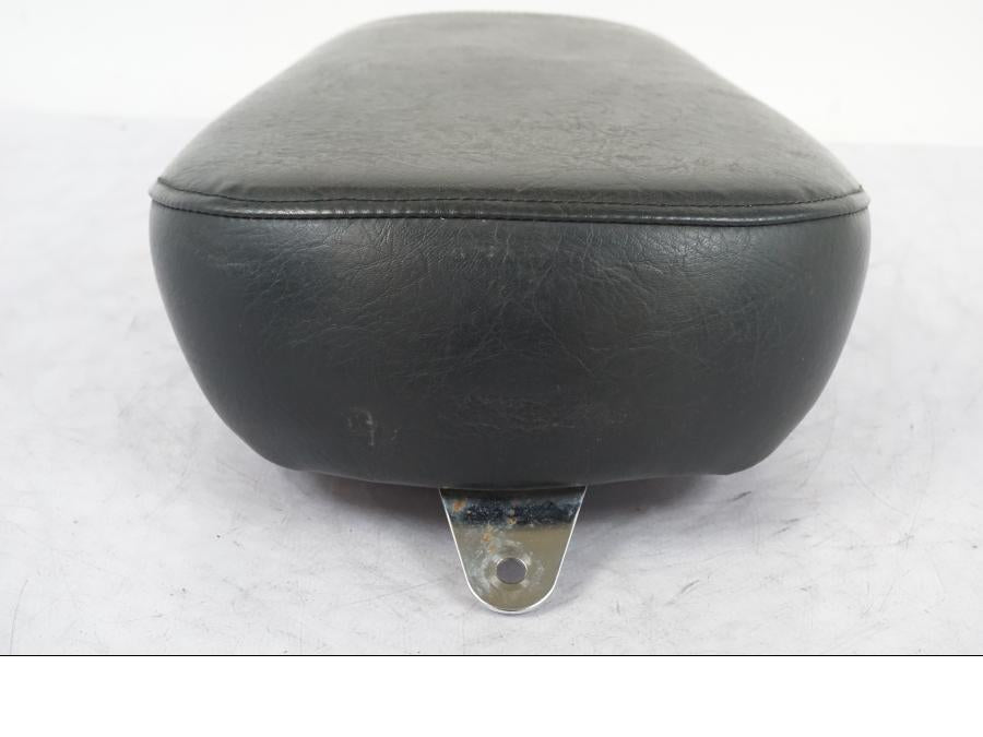 Vänster sida på Sadel från en Suzuki VL 800 -2002 motorcykel.