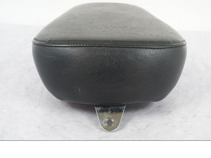 Vänster sida på Sadel från en Suzuki VL 800 -2002 motorcykel.