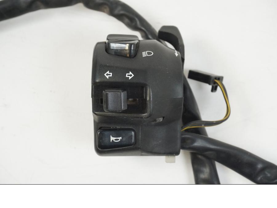 Baksidan på Styrelreglage från en Suzuki GSX-R 750 -2001 motorcykel.