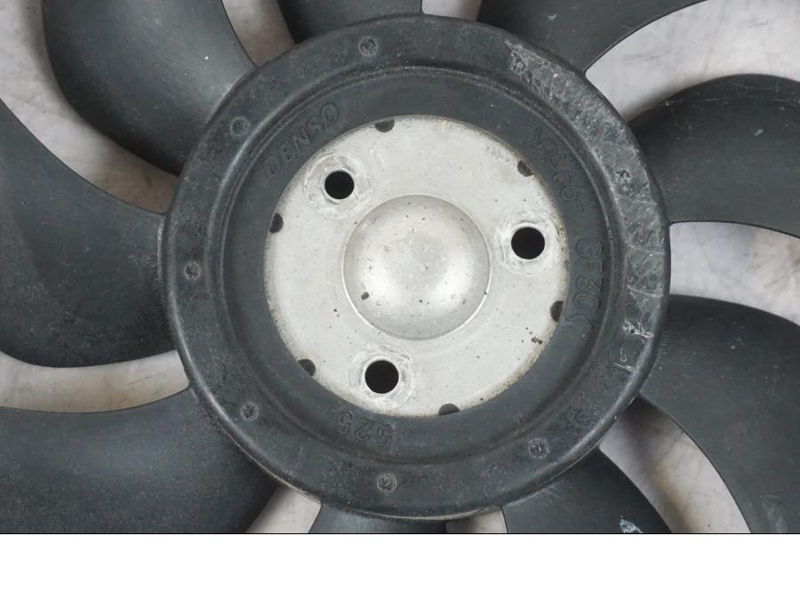 Baksidan på Vattenkylfläkt från en Kawasaki ZX-6R -2006 motorcykel.