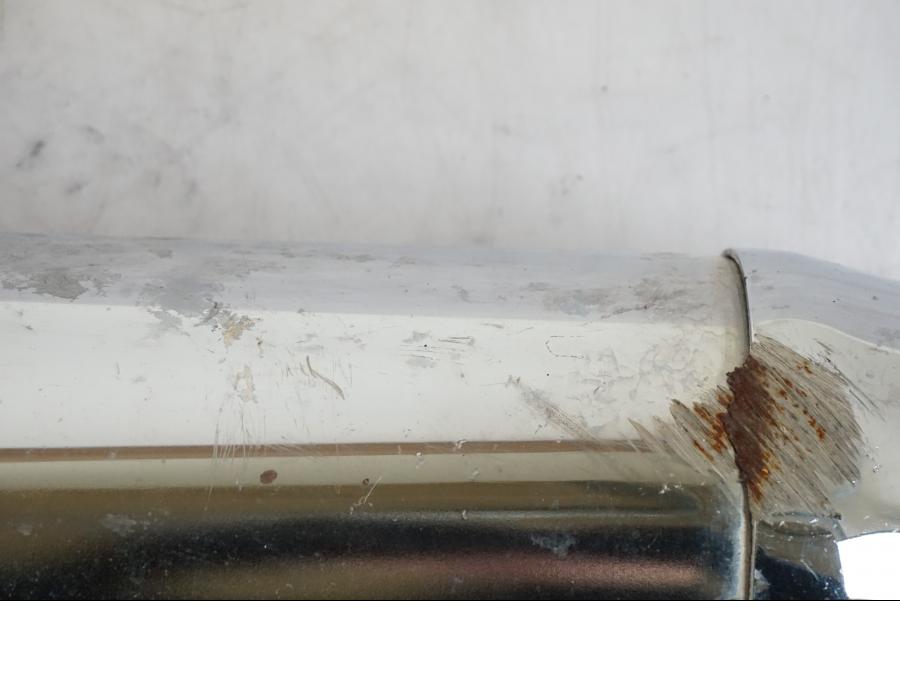 Vänster sida på Ljuddämpare från en Suzuki VL 800 -2002 motorcykel.