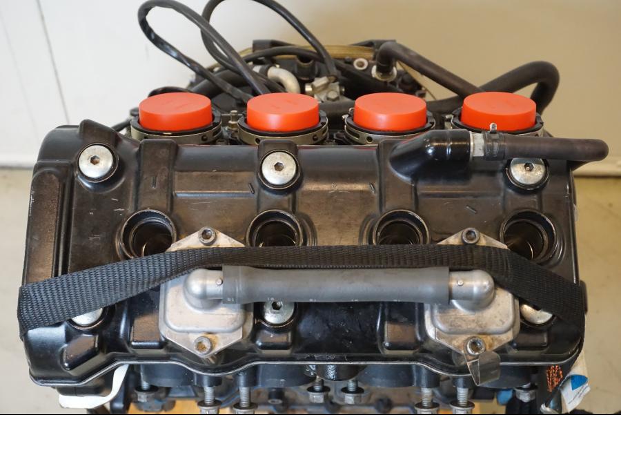 Snett nerifrån på Motor från en Kawasaki ZX-6R -2011 motorcykel.