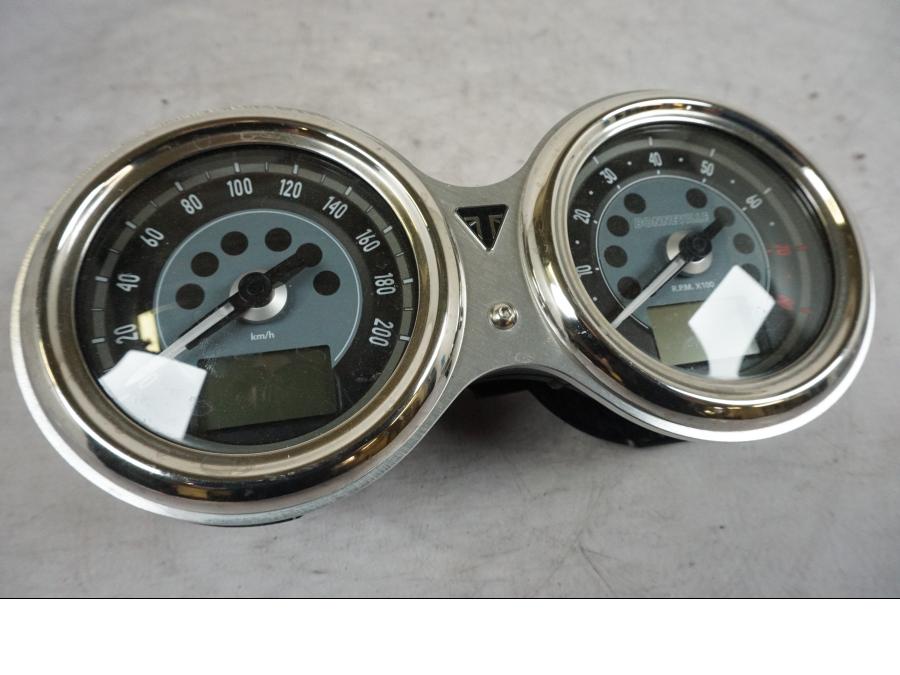 Framsidan på Instrumentpanel från en Triumph Bonneville T120 -2021 motorcykel.