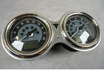 Framsidan på Instrumentpanel från en Triumph Bonneville T120 -2021 motorcykel.