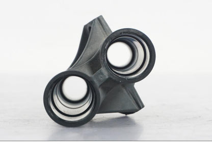 Snett nerifrån på Tändspole Kåpa från en KTM 690 Duke -2015 motorcykel.