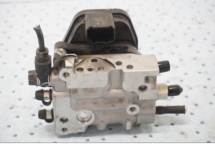 Baksidan på ABS Modulator från en Honda CBR 1000 RR -2011 motorcykel.