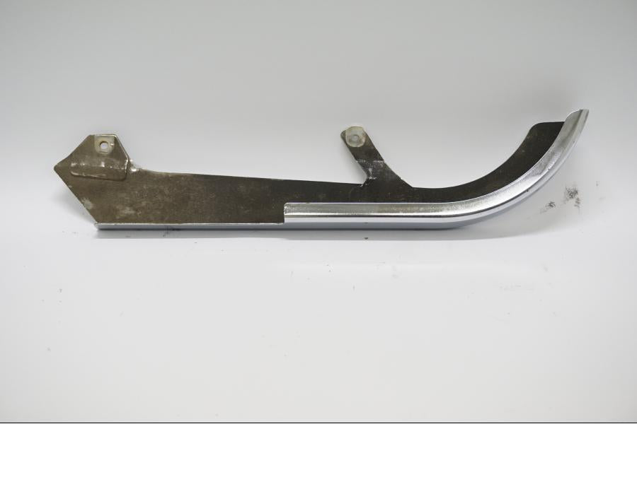 Höger sida på Kedjeskydd från en Suzuki VZ 800 -1998 motorcykel.